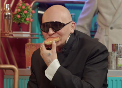 "Икры должно быть больше, чем хлеба": стилист Гоша Карцев назвал закон бутерброда на Камчатке