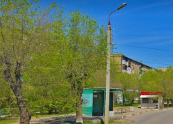 Женщина внезапно скончалась на автобусной остановке под Волгоградом 