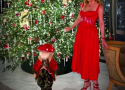 Главная гламурщица российской звездной тусовки нарядила елку мухоморами