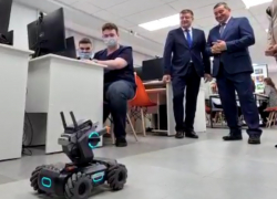 Губернатор Андрей Бочаров испугал танк словами "стреляй в меня" в технопарке: видео