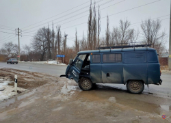 УАЗ и «девятка» столкнулись в районе шлюзов на юге Волгограда: водитель в больнице