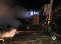 Два человека погибли в горящем доме в Волгоградской области