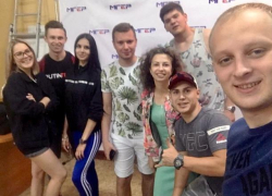 Член политсовета волгоградской «Единой России» взял жену на патриотический автопробег в Крым