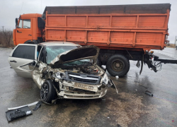«Лада» попала под КамАЗ на севере Волгограда: погиб мужчина