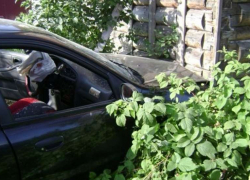 Лихач на ВАЗ-21140 разбомбил своим авто кирпичную стену дома под Волгоградом