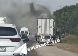 Горящую фуру сняли на видео на трассе под Волгоградом