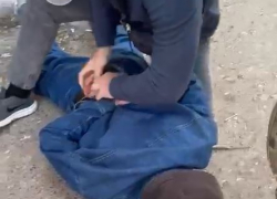 Лицом в асфальт уложили волгоградца сотрудники ФСБ: видео задержания