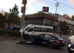 Авария в Волгограде: междугородняя маршрутка врезалась в иномарку и столб