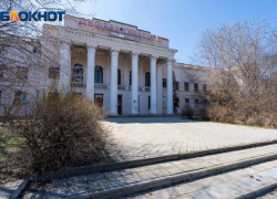 Заброшенный ДК ночью сгорел в Волгограде: жители подозревают поджог