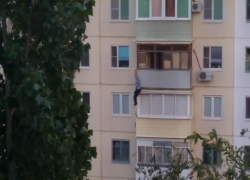 На видео попало падение пенсионера с балкона четвертого этажа в Камышине