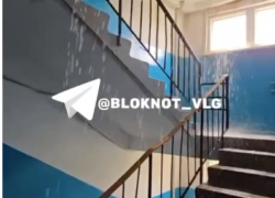 Многоквартирный дом залило ливнем в Волгограде – видео 