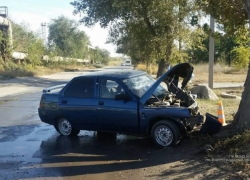 На юге Волгограда «десятка» протаранила дерево: двое в больнице