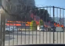 Самый крупный рынок Волжского охватил пожар и взрывы