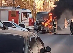 На видео попал загоревшийся на ходу автобус в Волжском