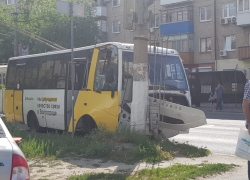 Автобус №59 протаранил столб в Волгограде: последствия сняли на видео