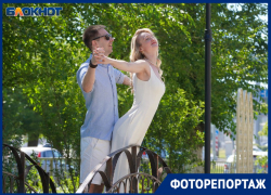 Невесты в брюках и женихи в шортиках: кто женился в День семьи в Волгограде