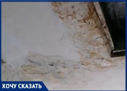 В многоэтажном доме Волгограда вода льется с крыши до первого этажа: видео 