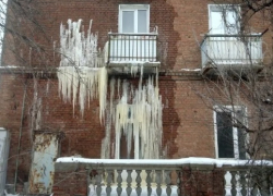 Ледяными сталактитами оброс дом в Волгограде