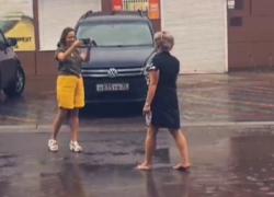 Королевским шагом босиком по лужам прошла волгоградка ради видео 