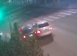 В Волгограде напротив обладминистрации разбились две иномарки - ВИДЕО