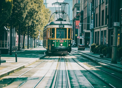 Попавшего под трамвай в Волгограде спасают в реанимации