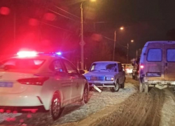 Волгоградца на дороге сбили сразу два автомобиля 