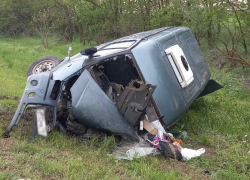 Водитель погиб и трое пострадали в ДТП с фургоном в Волгоградской области