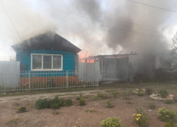 Огонь охватил частные дома в Урюпинске 