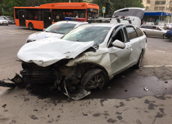 Жуткая авария в центре Волгограда попала на видео: есть пострадавший