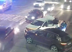 Пятилетнего ребенка вынесли из машины на руках: видео ДТП в центре Волгограда