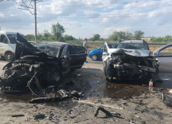 Ребенок и двое взрослых в реанимации: подробности ДТП с 7 пострадавшими под Волгоградом