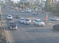 Загадочное ДТП на перекрестке на юге Волгограда попало на видео 