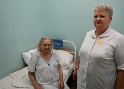 Волгоградские врачи спасли от смерти 107-летнюю ровесницу Октябрьской революции