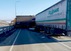 Снесла блоки и ограждение: в Волгоградской области крупная авария с фурами