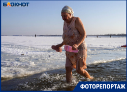 Страх, отрицание, блаженство: эмоции волгоградцев после погружения в ледяную купель в 72 снимках