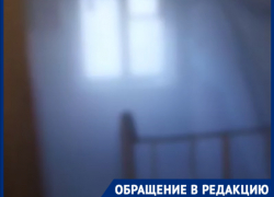 Волгоградцы показали на видео, как подъезд превратился в баню
