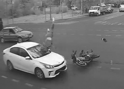 Один погиб, второй - в больнице: ДТП с мотоциклистами попали на видео в Волгограде