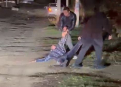 Мужчину вынесли из охваченного огнем дома под Волгоградом — видео