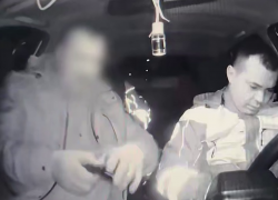 Умолял не давать ему взятку волгоградский инспектор ДПС - видео