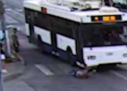 Целеустремленный пешеход со второй попытки попал под машину в Волгограде — видео