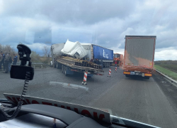 Столкнувшиеся большегрузы перекрыли федеральную трассу в Волгоградской области: видео