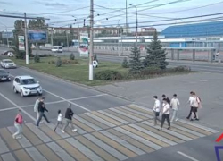 Два автомобиля неловко «поцеловались» на светофоре у «Волгоград Арены» — видео 