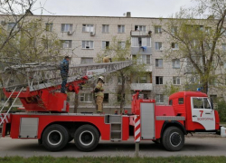 Жильцы дома на юге Волгограда поблагодарили пожарных за спасение женщины с ребенком
