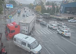 Шок-кадры: фура «змейкой» протаранила маршрутку на юге Волгограда 