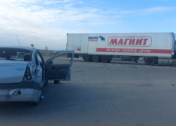 Фура "Магнита" попала в ДТП под Волгоградом, человек ранен