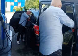 Продажу бензина исключительно по топливным картам ввели на заправке в Волгограде
