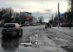 Новая дорога по-волгоградски: рытвины и расползающиеся швы спустя 4 месяца