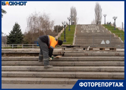 Гранитные ступени разбирают у подножия Мамаева кургана в Волгограде 