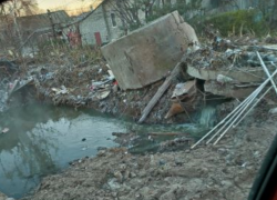  Волгоградцы забили канализацию мусором и прокладками: все стекло в овраг