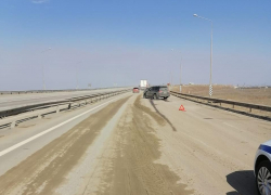 На ремонтируемой и засыпанной песком трассе под Волгоградом Toyota смяла "Ладу"